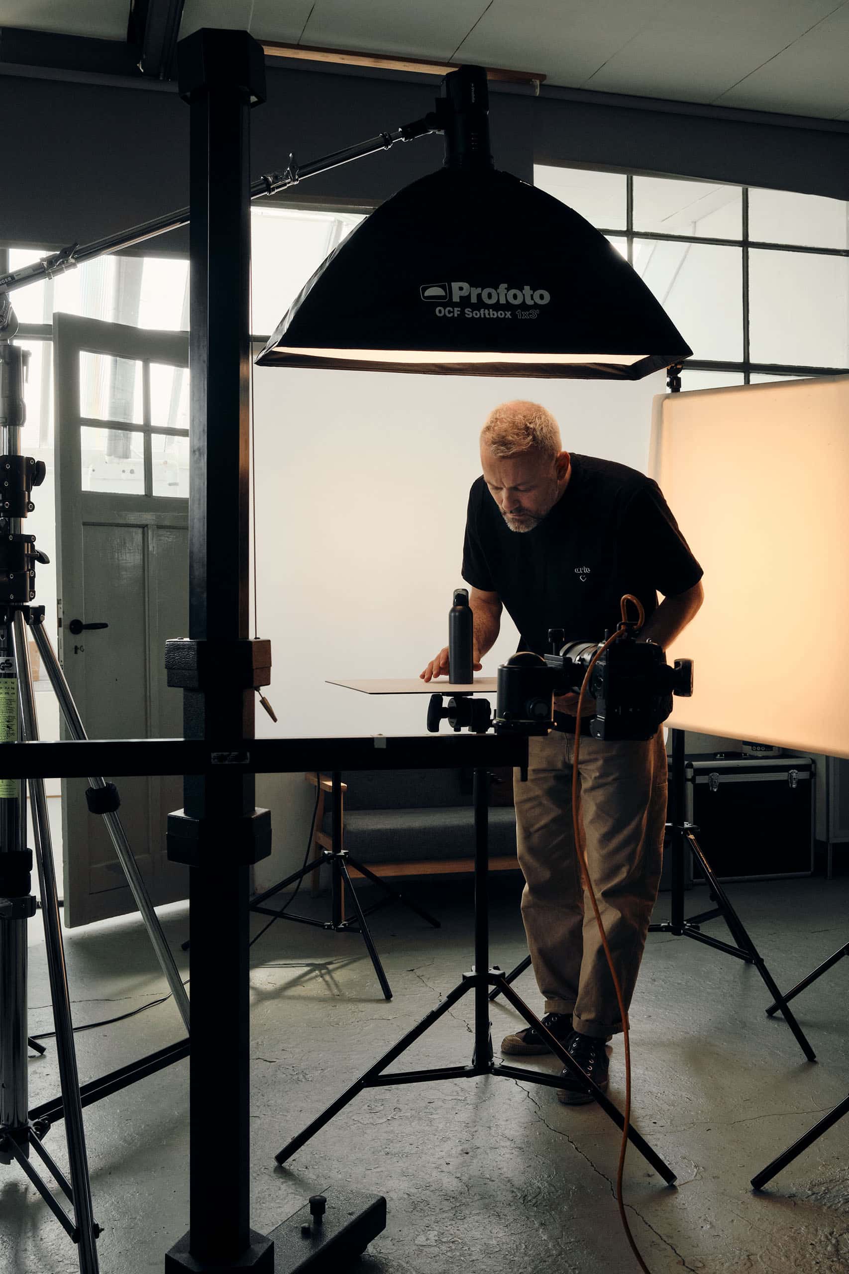 Productfotograaf Pim Leenen aan het werk met productfotografie in zijn studio